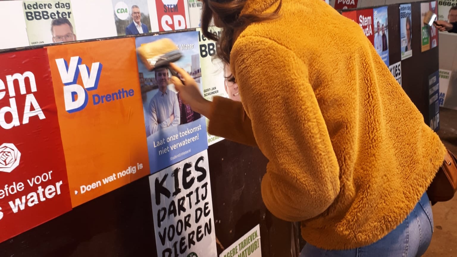 Posters plakken op de vroege zaterdagochtend